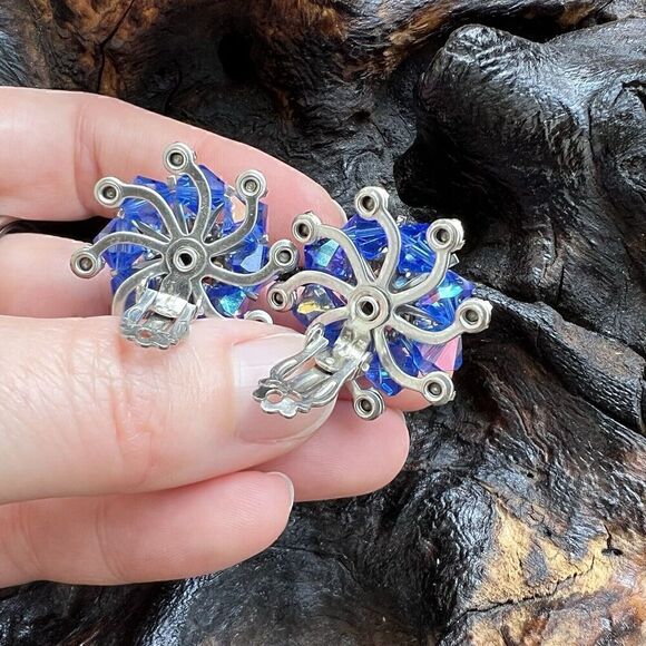 Vintage Weiss Aurora Borealis Rhinestone Clip Earrings Blue Flower Cluster Star - Picture 12 of 14